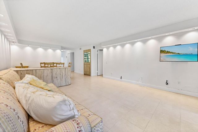 21215 Lago Circle C, Boca Raton, FL 33433