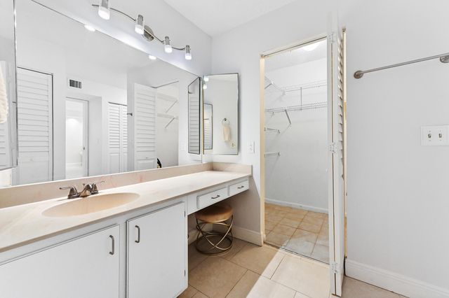21215 Lago Circle C, Boca Raton, FL 33433