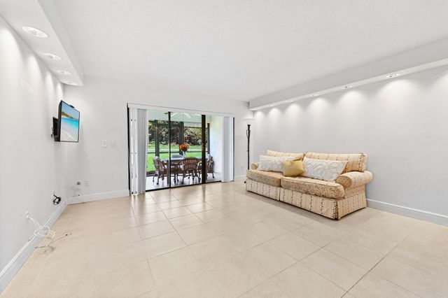 21215 Lago Circle C, Boca Raton, FL 33433