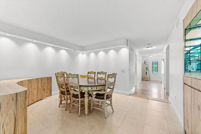 21215 Lago Circle C, Boca Raton, FL 33433
