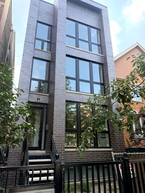 2847 N Damen Avenue 2, Chicago, IL 60618