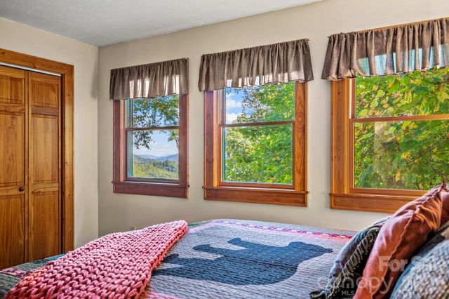 160 Bridle Drive, Maggie Valley, NC 28751