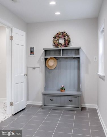 5817 DAWES AVE, Alexandria, VA 22311