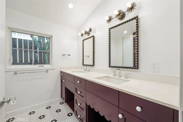 2549 N Beachwood Drive, Los Angeles, CA 90068