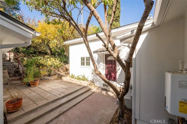 2549 N Beachwood Drive, Los Angeles, CA 90068