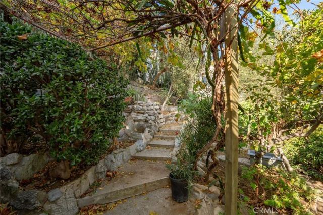 2549 N Beachwood Drive, Los Angeles, CA 90068