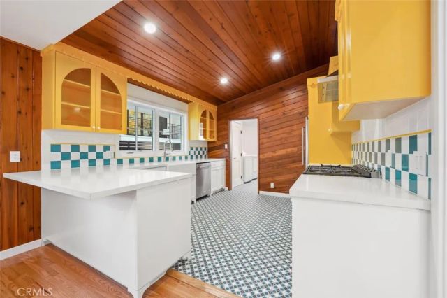 2549 N Beachwood Drive, Los Angeles, CA 90068