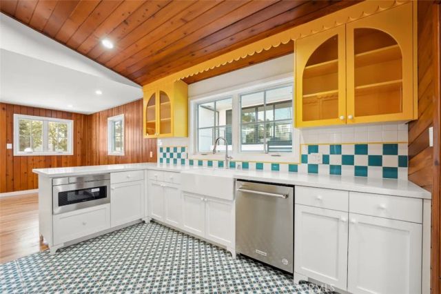 2549 N Beachwood Drive, Los Angeles, CA 90068