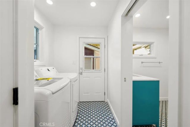 2549 N Beachwood Drive, Los Angeles, CA 90068