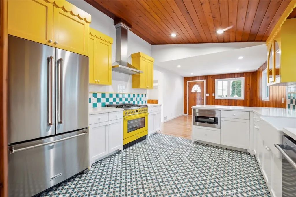 2549 N Beachwood Drive, Los Angeles, CA 90068