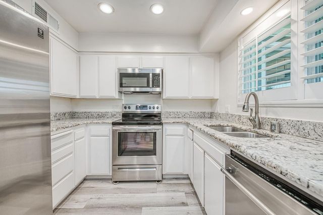 1957 W Santa Ana Avenue, Fresno, CA 93705