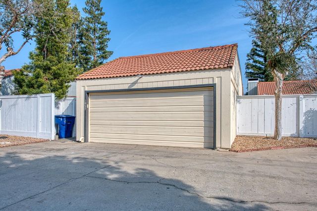 1957 W Santa Ana Avenue, Fresno, CA 93705