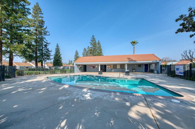 1957 W Santa Ana Avenue, Fresno, CA 93705