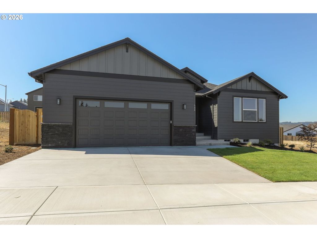 656 Ne TRILLIUM Dr, Estacada, OR 97023