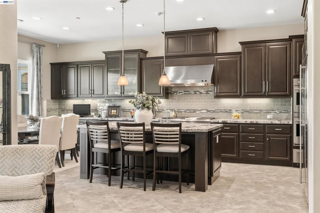 Image 12 of property listing at 2205 Cameron Cir, Pleasanton, CA 94588