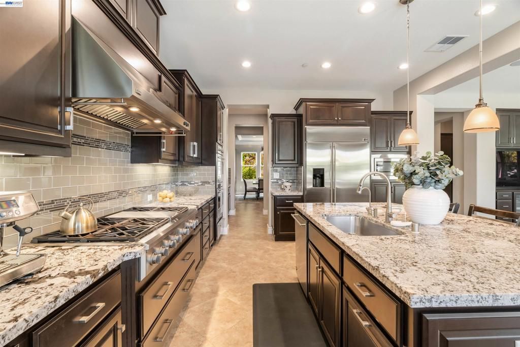 Image 14 of property listing at 2205 Cameron Cir, Pleasanton, CA 94588