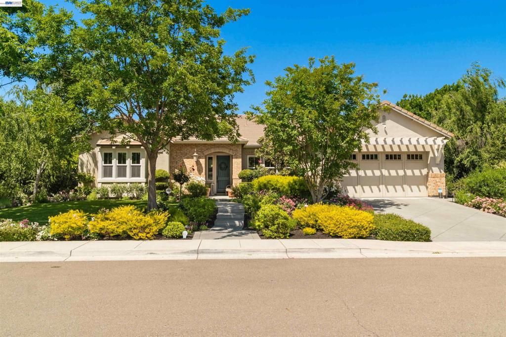 Image 5 of property listing at 2205 Cameron Cir, Pleasanton, CA 94588