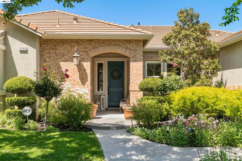 Image 7 of property listing at 2205 Cameron Cir, Pleasanton, CA 94588