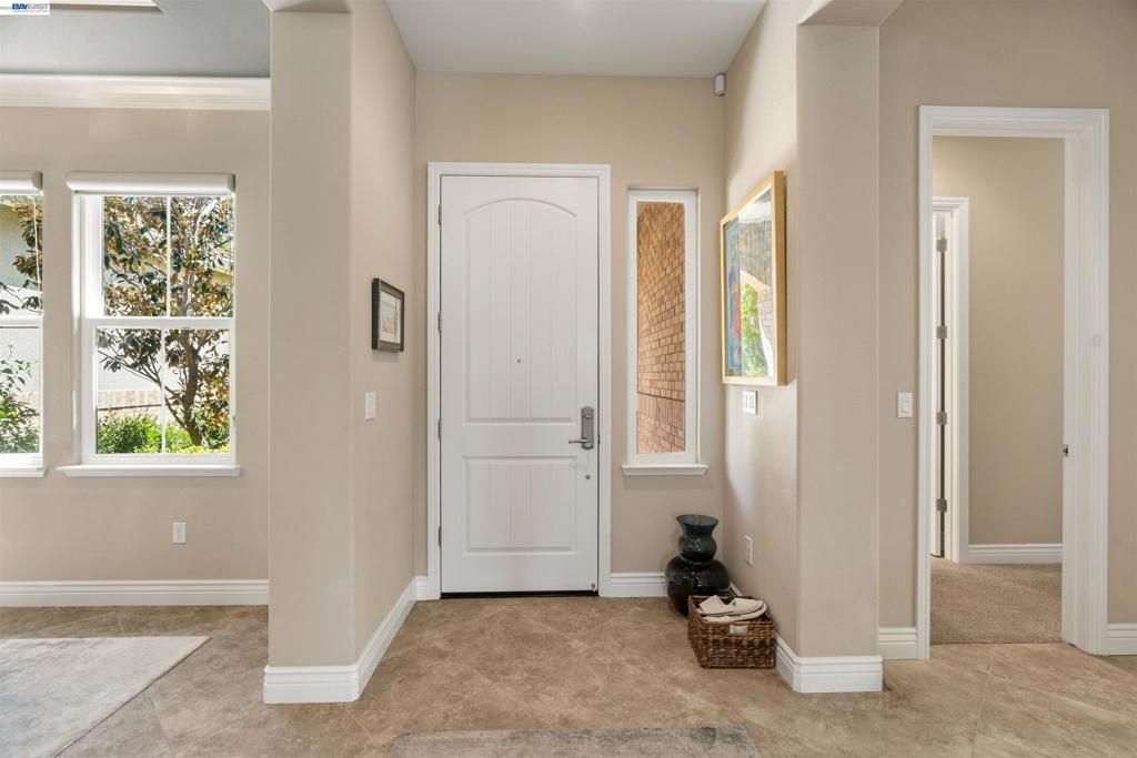 Image 8 of property listing at 2205 Cameron Cir, Pleasanton, CA 94588