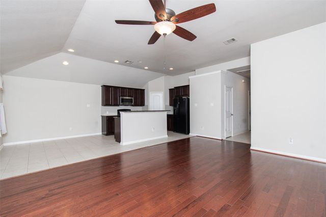 136 Mistflower LN, Kyle, TX 78640