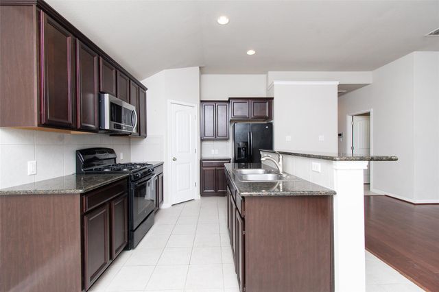 136 Mistflower LN, Kyle, TX 78640