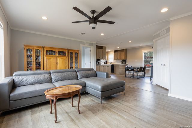 287 County Road 7712, Devine, TX 78016