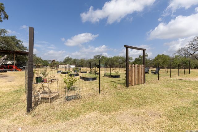 287 County Road 7712, Devine, TX 78016
