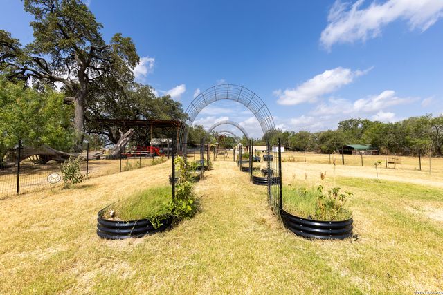 287 County Road 7712, Devine, TX 78016