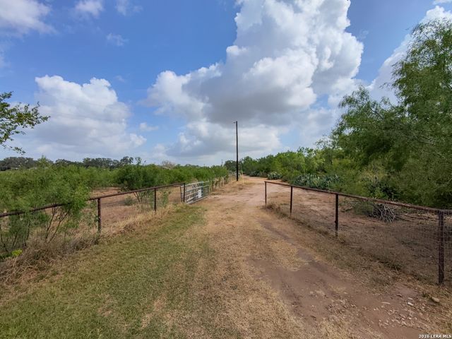 287 County Road 7712, Devine, TX 78016