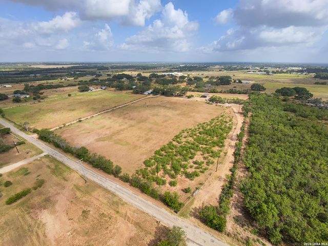 287 County Road 7712, Devine, TX 78016