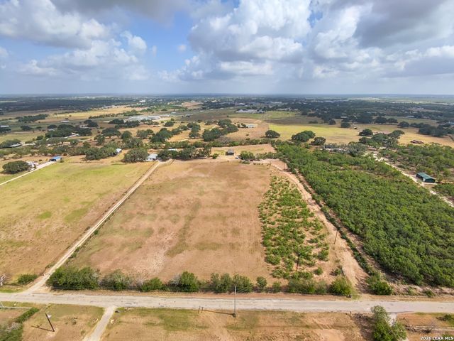 287 County Road 7712, Devine, TX 78016