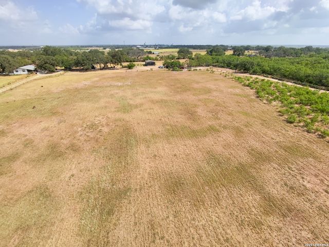 287 County Road 7712, Devine, TX 78016