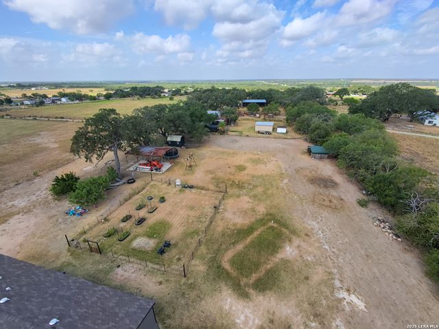 287 County Road 7712, Devine, TX 78016