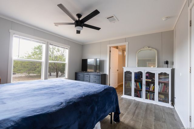 287 County Road 7712, Devine, TX 78016
