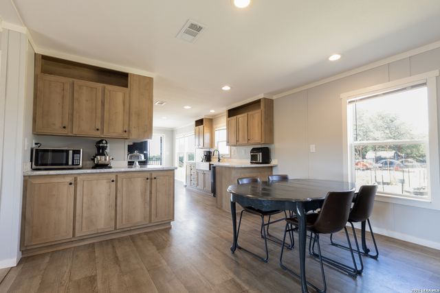 287 County Road 7712, Devine, TX 78016