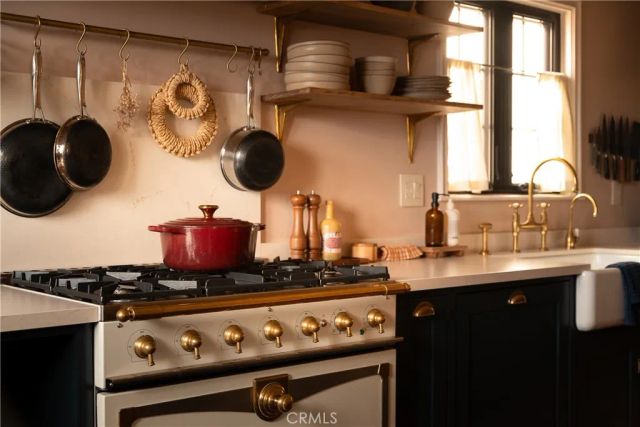 734 Parkman, Los Angeles, CA 90026