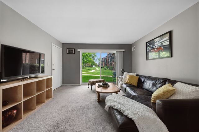 9352 Bay Colony Drive 1E, Des Plaines, IL 60016