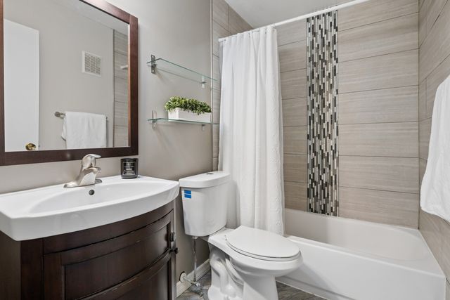 9352 Bay Colony Drive 1E, Des Plaines, IL 60016
