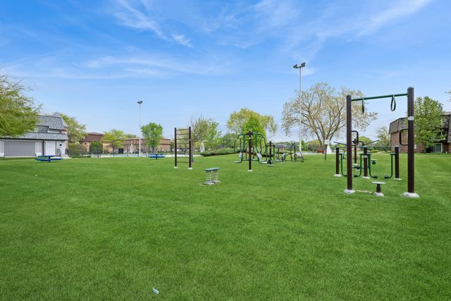9352 Bay Colony Drive 1E, Des Plaines, IL 60016