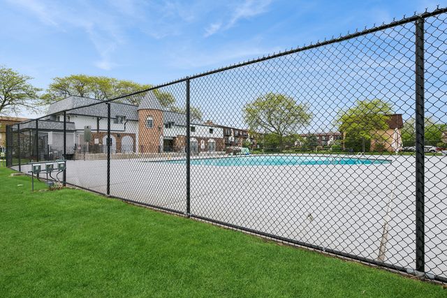 9352 Bay Colony Drive 1E, Des Plaines, IL 60016