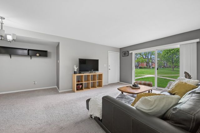 9352 Bay Colony Drive 1E, Des Plaines, IL 60016