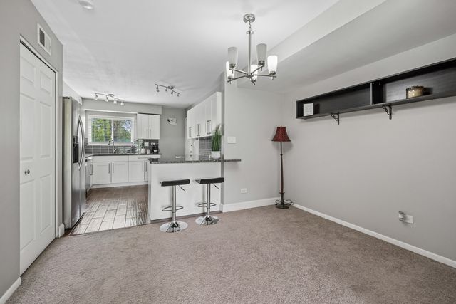 9352 Bay Colony Drive 1E, Des Plaines, IL 60016