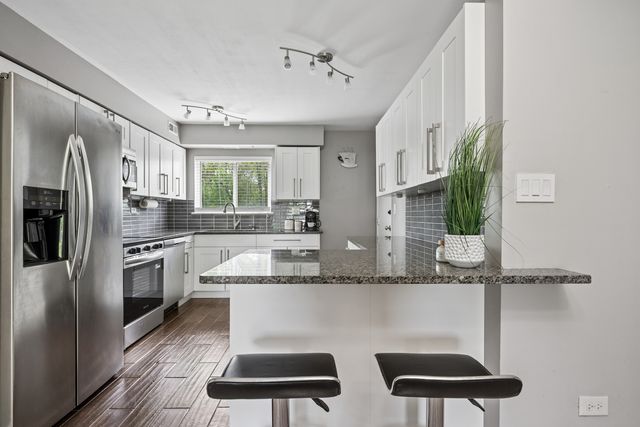 9352 Bay Colony Drive 1E, Des Plaines, IL 60016