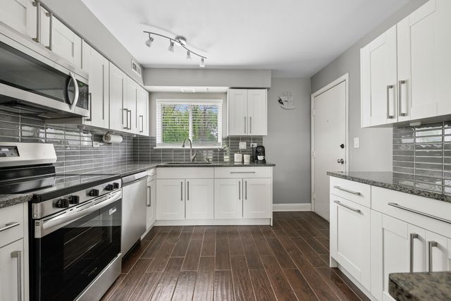 9352 Bay Colony Drive 1E, Des Plaines, IL 60016