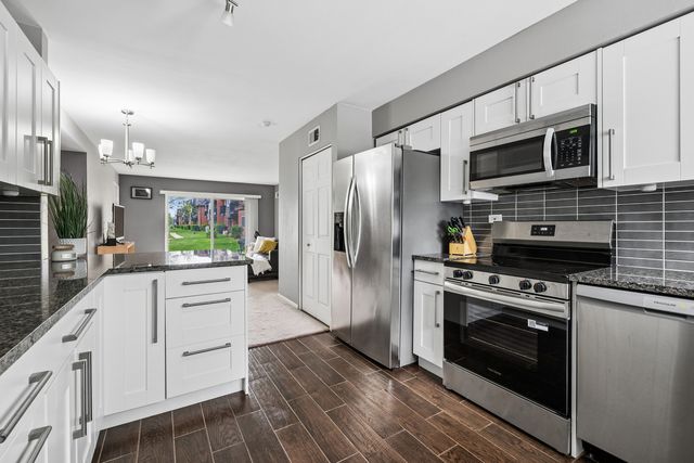 9352 Bay Colony Drive 1E, Des Plaines, IL 60016