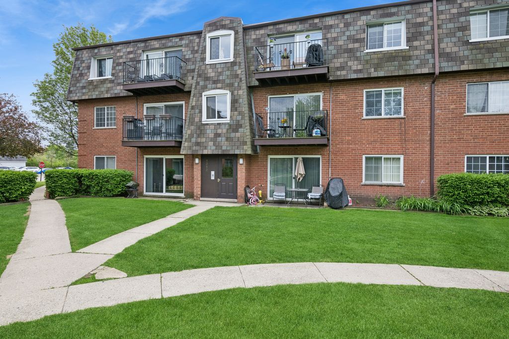 9352 Bay Colony Drive 1E, Des Plaines, IL 60016