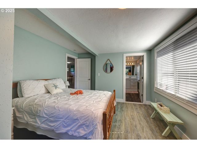 739 11TH Ave, Seaside, OR 97138