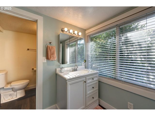 739 11TH Ave, Seaside, OR 97138