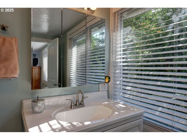 739 11TH Ave, Seaside, OR 97138