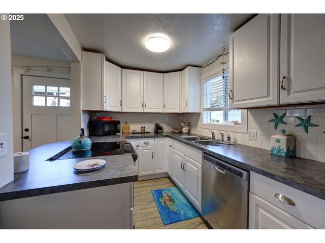 739 11TH Ave, Seaside, OR 97138